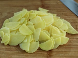 2、孜然洋葱土豆片,土豆去皮切片