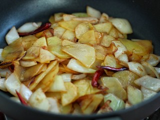 11、孜然洋葱土豆片,再放入土豆片一起炒匀