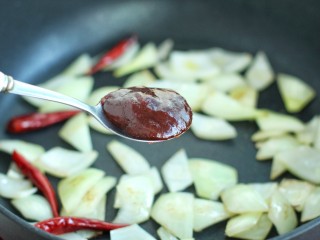 9、孜然洋葱土豆片,加一勺海鲜酱