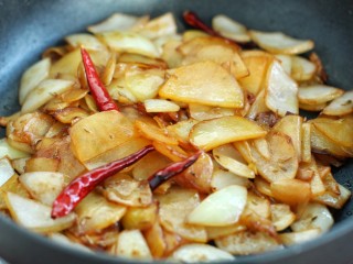 13、孜然洋葱土豆片,翻炒均匀盛出即可