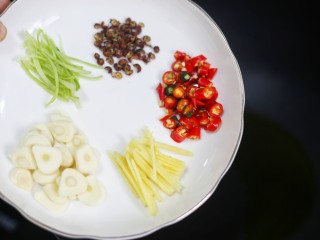 12、低脂爽脆开胃下饭的腌黄瓜条,倒入配料。