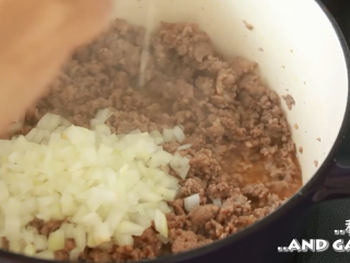 4、千层面,牛肉煮熟时，加入洋葱和蒜蓉