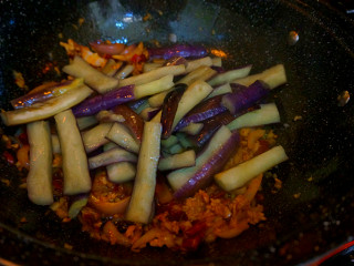 8、肉沫酱炒茄子,加入炸好的茄子，翻炒匀，让茄子均匀的裹上酱料