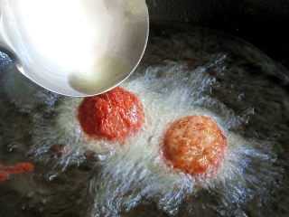 5、(私家秘制版)红烧鹌鹑蛋狮子头,大火烧热锅中的油,待烧至八成热时,分别将大肉丸轻轻放入,并小心的推滚肉丸,使其能够均匀受热保持形状,