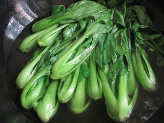 7、(私家秘制版)红烧鹌鹑蛋狮子头,将油菜放入开水中烫熟后捞起