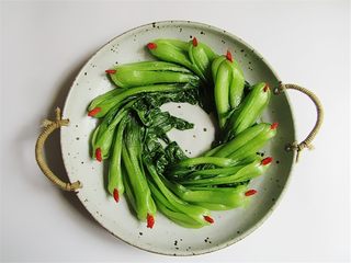 8、(私家秘制版)红烧鹌鹑蛋狮子头,油菜在盘子里摆成一圈,并用枸杞点缀,大家油菜最好选根部胖一点的,我这个太瘦了,凑合一下