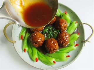 10、(私家秘制版)红烧鹌鹑蛋狮子头,锅中将剩下汤汁加入蚝油、淀粉水勾芡后淋入盘中