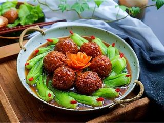 13、(私家秘制版)红烧鹌鹑蛋狮子头,再晒张图臭美一下