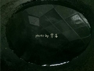 4、水煮肉片,煮锅里倒入适量清水烧开;