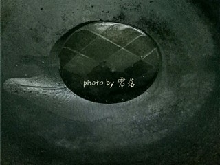 7、水煮肉片,炒锅烧热,倒入适量植物油,再次烧热;