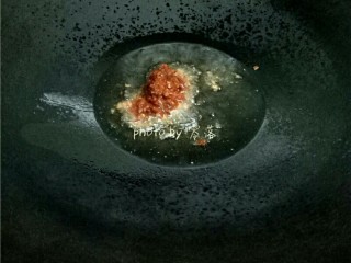 8、水煮肉片,放入郫县豆瓣酱,炒出香味;