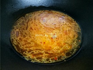 9、水煮肉片,倒入清水烧开;