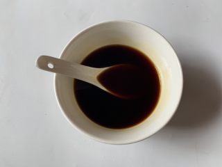 5、酱汁烧茄子,清水适量，搅拌均匀备用