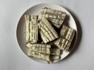 9、酱汁烧茄子,蒸熟的茄子对半切开后划十字刀，表皮不划断