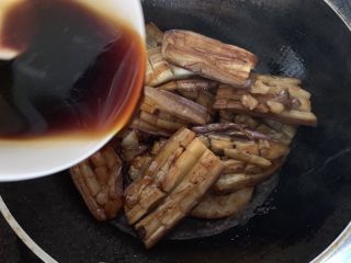 11、酱汁烧茄子,然后淋入酱汁大火烧煮入味并收汁