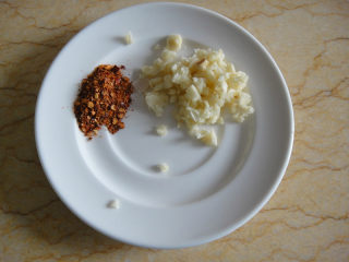 4、口水黄瓜,准备蒜泥和辣椒面