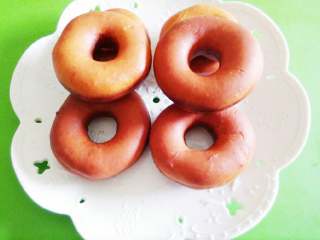 5、甜甜圈,迅速捞出甜甜圈，沥油备用。