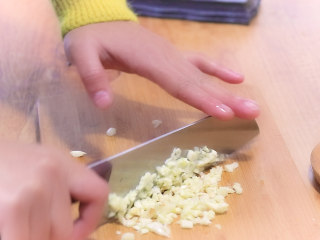 3、最开胃的下饭菜毛豆炒肉末,把老姜和大蒜切成细末。