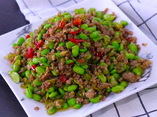 13、最开胃的下饭菜毛豆炒肉末,简单而又美味的菜肴就完成啦。