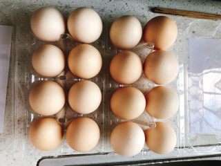 1、正宗茶叶蛋,买来鸡蛋。