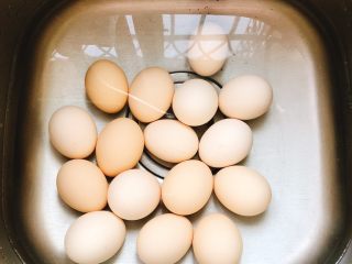 2、正宗茶叶蛋,放水中清洗干净。