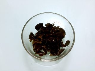 1、清炒木耳山药,黑木耳提前泡发后洗净撕成小朵备用