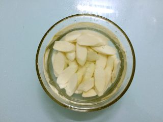 2、清炒木耳山药,山药去皮切片放入清水浸泡备用