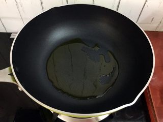 7、清炒木耳山药,锅中倒入适量的食用油烧热