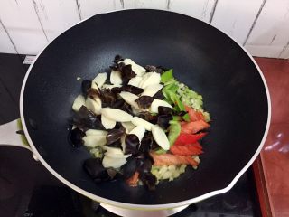 10、清炒木耳山药,放入青红椒、木耳、山药