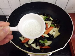 12、清炒木耳山药,加入白糖