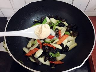 14、清炒木耳山药,加入鸡精