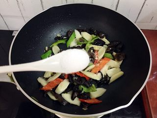 15、清炒木耳山药,加入盐