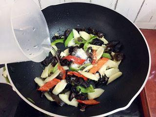 16、清炒木耳山药,加入少许清水，翻炒片刻