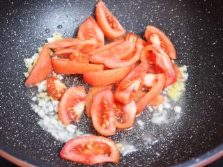 4、番茄金针菇肥牛,放入番茄