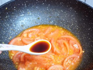 6、番茄金针菇肥牛,加入生抽