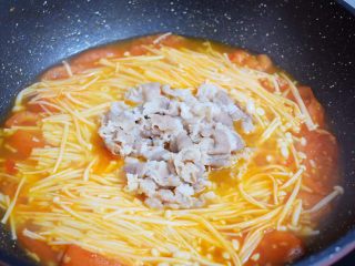 11、番茄金针菇肥牛,再放入肥牛卷煮2分钟即可关火