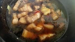 7、红烧肉,红烧肉的做法图解77.倒入热水，要没过肉，开锅后转小火炖一小时！