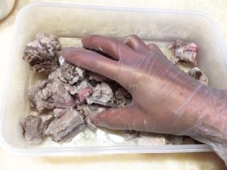 8、广式茶点-豉汁蒸排骨,将玉米淀粉的三分之一倒入沥干水份的排骨中抓匀。（玉米淀粉分俩次倒入排骨中）