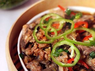 12、广式茶点-豉汁蒸排骨,出锅后的排毒撒些青红椒圈装饰