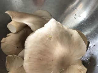 3、不可思议的菜：脆炸平菇,去掉蒂