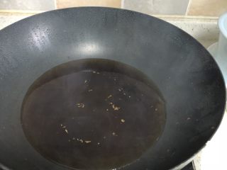 13、不可思议的菜：脆炸平菇,尽量捞干净，然后大火再加热