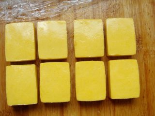 12、雅韵黄梅,脱模后用保鲜膜盖住，避免风干。（8个依次做好）