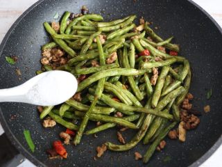 11、酱香干煸豆角,撒少许盐调味。