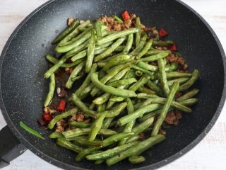 10、酱香干煸豆角,放入豆角翻炒。