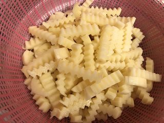 6、孜然土豆条,冲洗后捞起沥干水