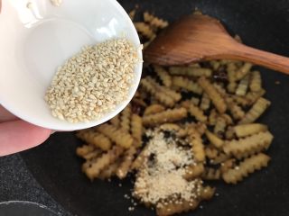 17、孜然土豆条,再加入熟芝麻炒均匀