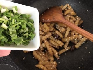 18、孜然土豆条,加葱花炒均匀就可以出锅了