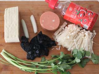 1、酸辣暖胃汤,准备食材。