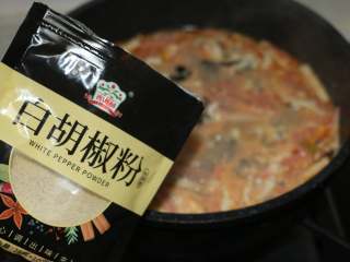 8、酸辣暖胃汤,撒一勺胡椒粉提味，少许盐