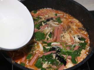 9、酸辣暖胃汤,勾入水淀粉。